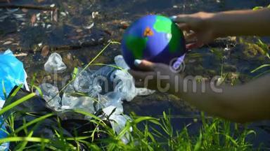 从被污染的湖泊带交叉标志的女人带着地球地球仪，生态志愿服务